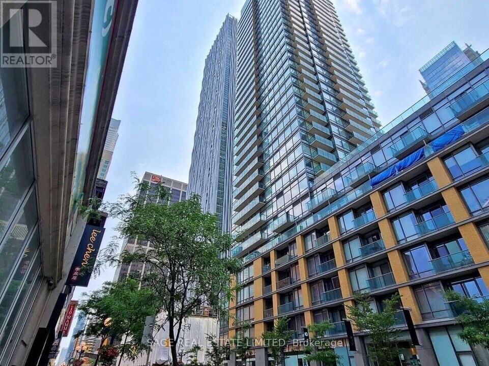 1 Yorkville Ave in Toronto, ON - Building Photo