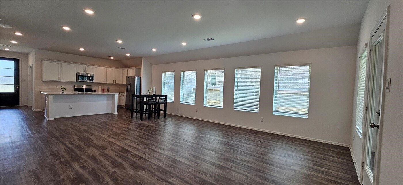 9515 Meghan Heigts Dr in Baytown, TX - Building Photo