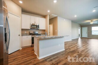 5300 Saddle Clb Dr in Georgetown, TX - Foto de edificio - Building Photo