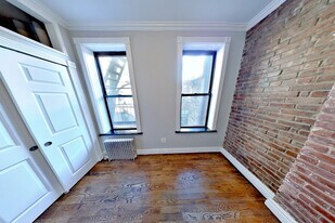 52 Barrow St, Unit 3C in New York, NY - Building Photo