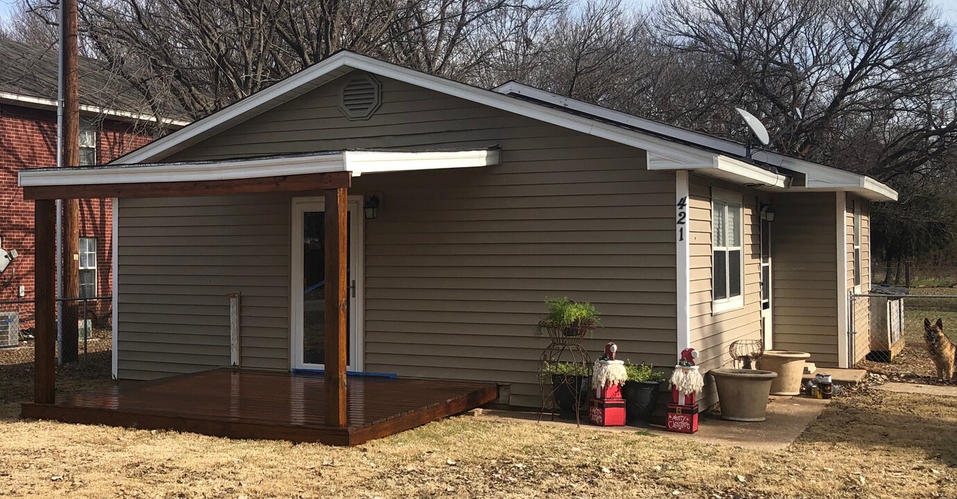 421 N Wilson St in Boyd, TX - Building Photo