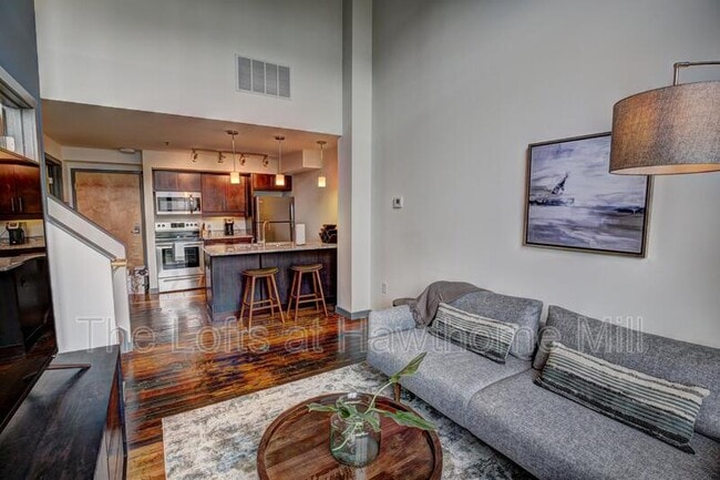 property at 1101 Hawthorne Ln
