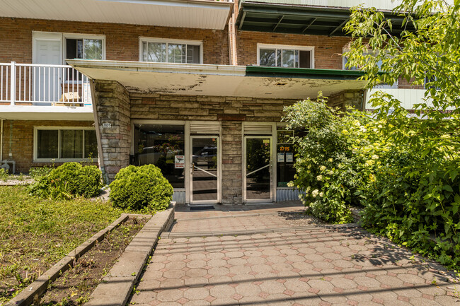 2795 De Darlington Pl in Montréal, QC - Building Photo - Building Photo