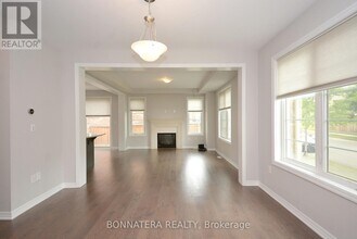 3182 Daisy Way in Oakville, ON - Building Photo - Building Photo