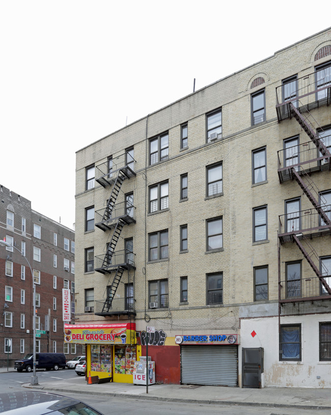 3585 Dekalb Ave in Bronx, NY - Foto de edificio - Building Photo