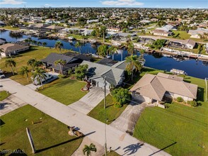 3106 SE 10th Pl in Cape Coral, FL - Building Photo - Building Photo