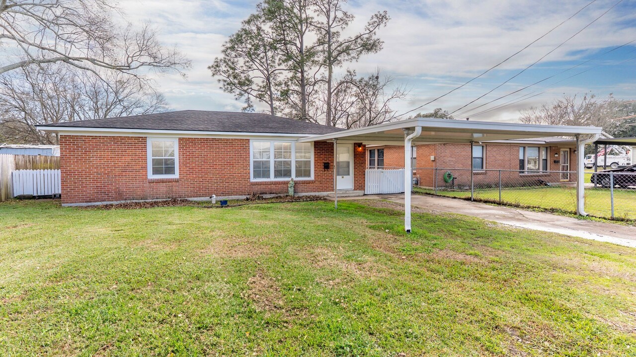 631 Michigan Ave in Port Allen, LA - Building Photo