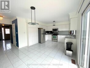 2136 Golden Orchard Trail in Oakville, ON - Building Photo - Building Photo