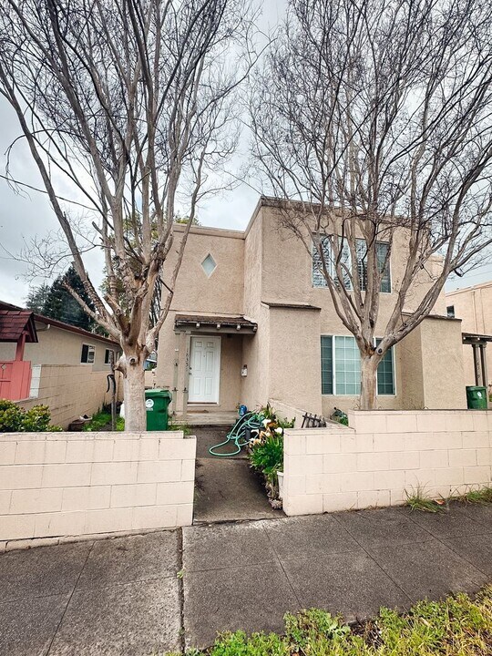 18351 Redwood Rd in Castro Valley, CA - Building Photo
