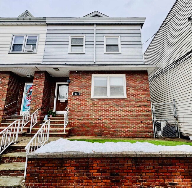 11 W 44th St in Bayonne, NJ - Building Photo - Building Photo