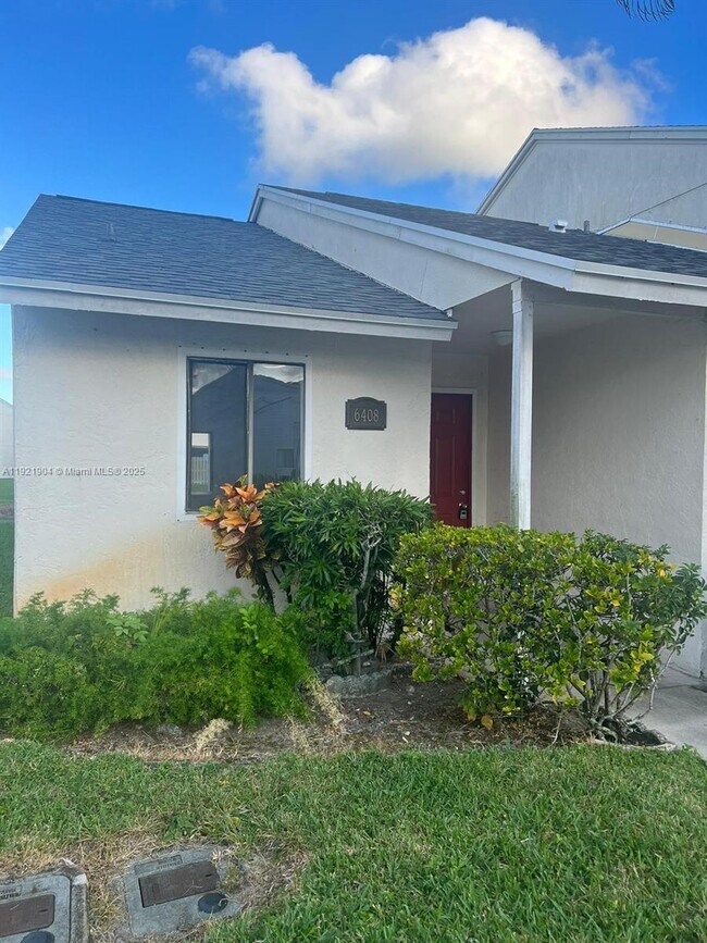 6408 Dockside Cir in Greenacres, FL - Building Photo - Building Photo