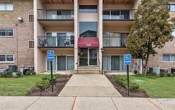 7609 Fontainebleau Dr, Unit 2213 in Hyattsville, MD - Foto de edificio - Building Photo