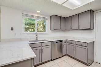12304 Tipperary Cove in Austin, TX - Foto de edificio - Building Photo