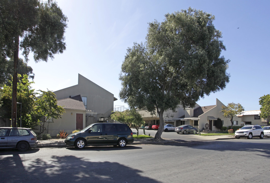 Vintage Manor in Salinas, CA - Building Photo