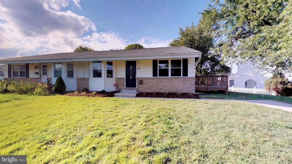 216 Dunlap Rd in Pasadena, MD - Building Photo