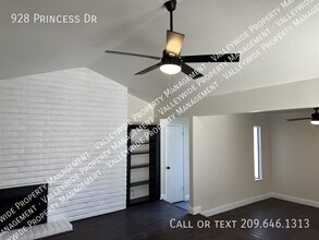 928 Princess Dr in Stockton, CA - Foto de edificio - Building Photo