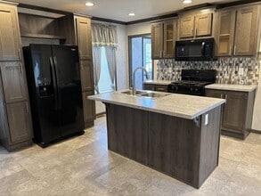 271 Crestwood Dr in Lockport, NY - Building Photo - Building Photo