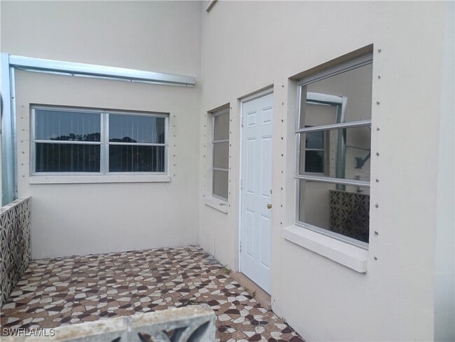 property at 1915 W Lakeview Blvd