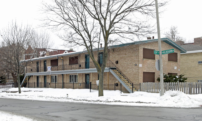 2408 W Kilbourn Ave in Milwaukee, WI - Foto de edificio - Building Photo