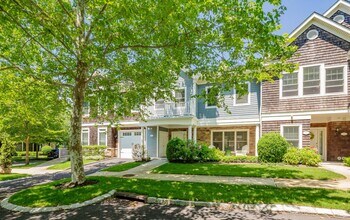 28 Andrew Ct in Southampton, NY - Building Photo - Building Photo