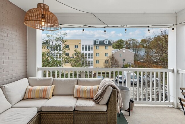 4091 S Four Mile Run Dr, Unit 401 in Arlington, VA - Foto de edificio - Building Photo