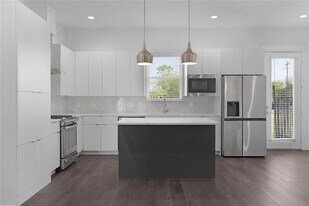 2543 Hollister St in Houston, TX - Building Photo