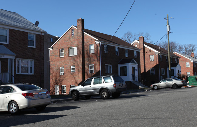 6804 Red Top Rd in Takoma Park, MD - Foto de edificio - Building Photo