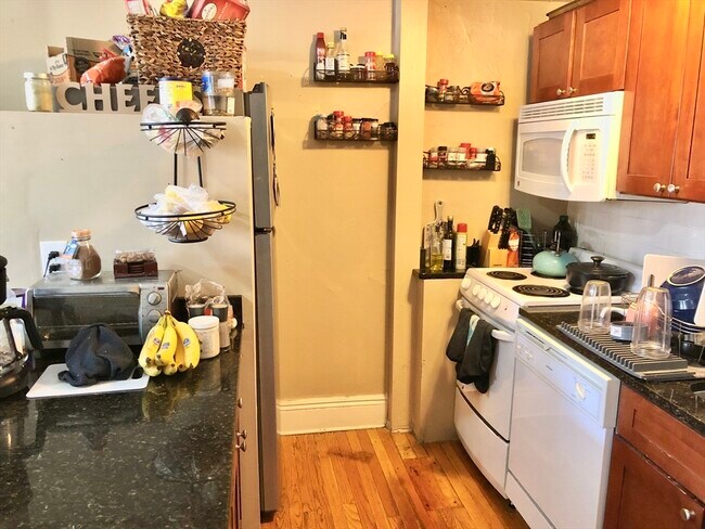 337 Beacon St, Unit 6 in Boston, MA - Building Photo - Building Photo