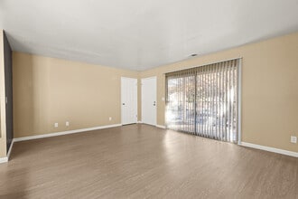 Redwood Cove Apartments in Chico, CA - Building Photo - Building Photo