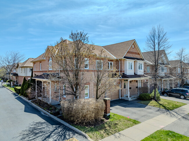 738 Village Green Blvd in Mississauga, ON - Building Photo - Building Photo