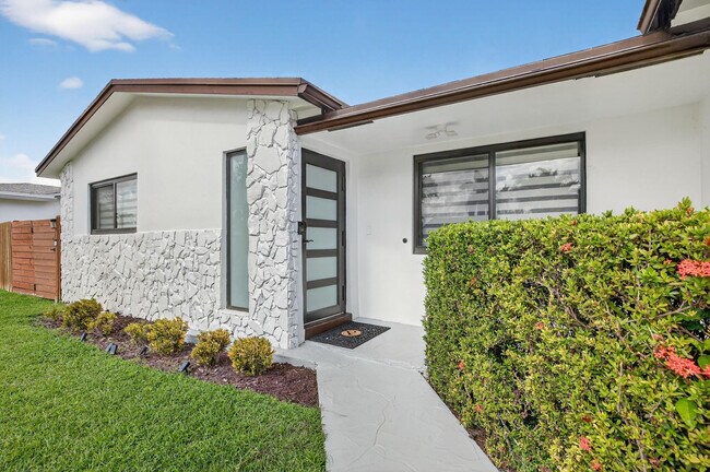 407 SE 5th St in Dania Beach, FL - Foto de edificio - Building Photo