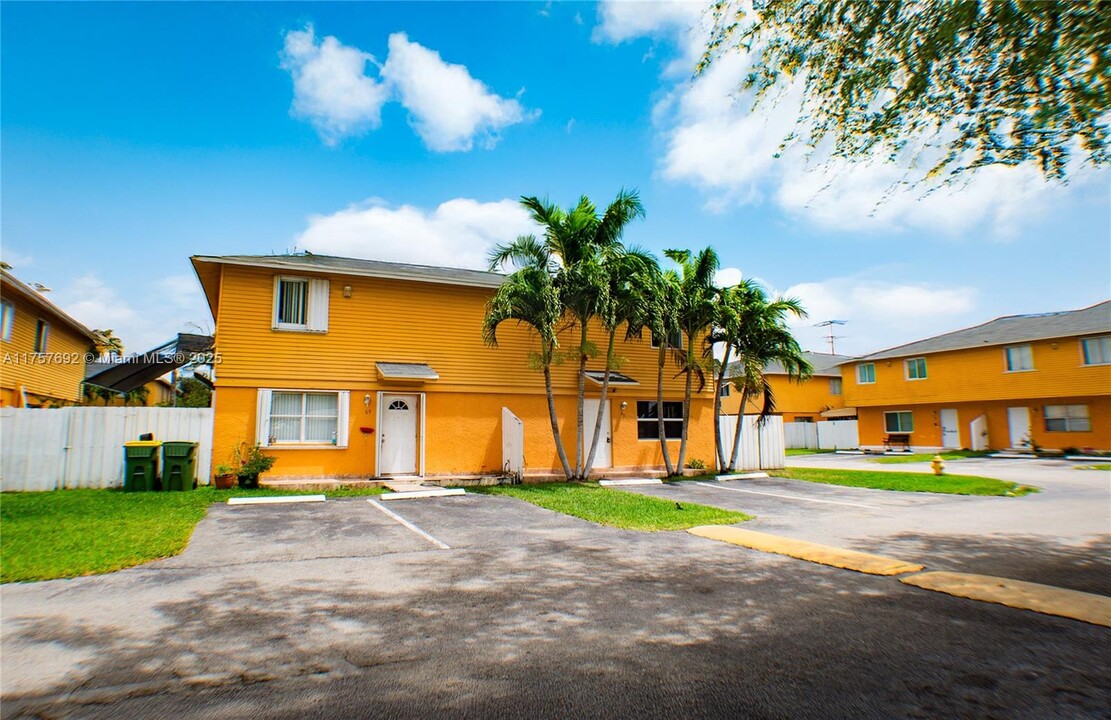 67 NE 12th Ave in Homestead, FL - Foto de edificio
