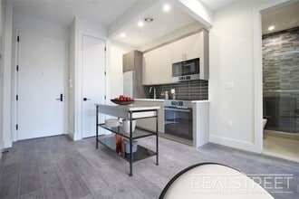 697 DeKalb Ave, Unit 3F in Brooklyn, NY - Foto de edificio - Building Photo