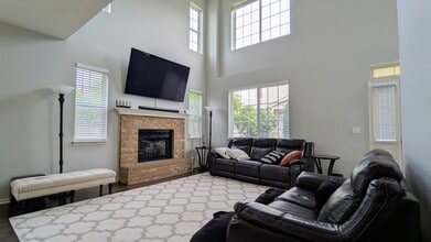 331 Robin Glen Ln in South Elgin, IL - Building Photo - Building Photo