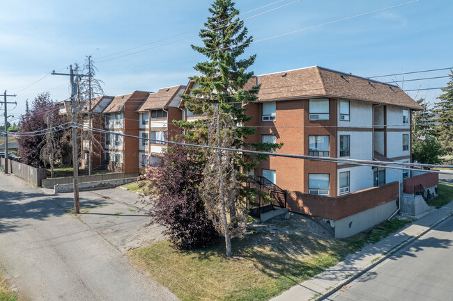 1710 42nd St SE in Calgary, AB - Building Photo - Building Photo