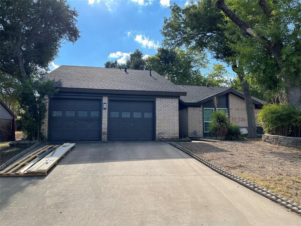 1205 Doonesbury Dr in Austin, TX - Building Photo