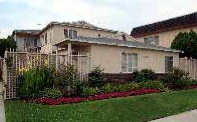 13358 Victory Blvd in Van Nuys, CA - Building Photo - Building Photo