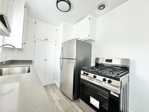 1010 N Orange Grove Ave in West Hollywood, CA - Building Photo - Building Photo