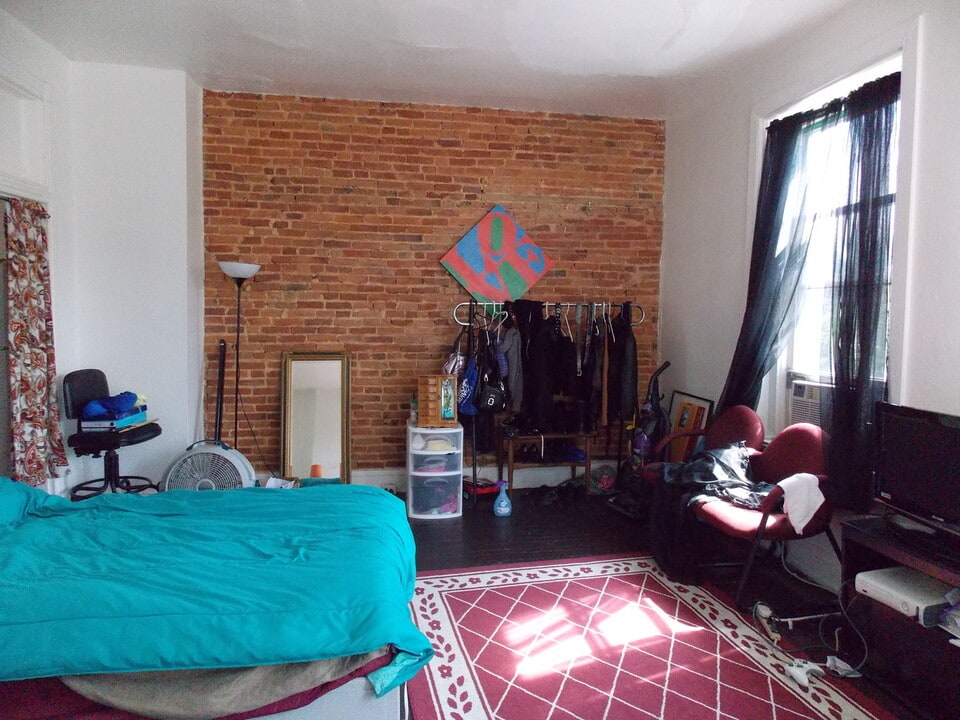 2109 St Paul St in Baltimore, MD - Building Photo