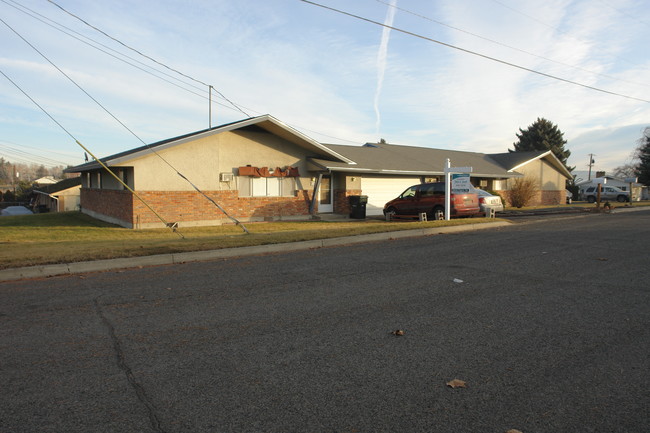 123 N 66th Ave in Yakima, WA - Foto de edificio - Building Photo