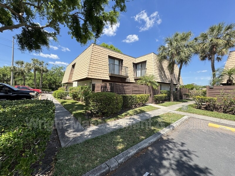 15311 W Pond Woods Dr in Tampa, FL - Building Photo