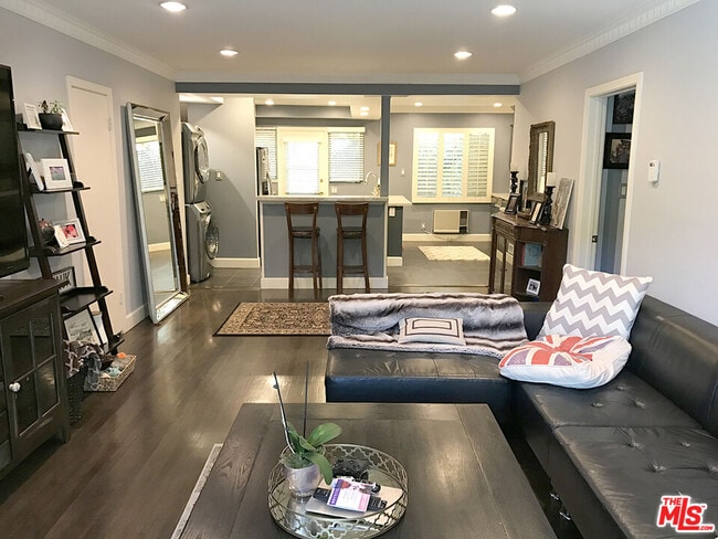 8727 Shoreham Dr in West Hollywood, CA - Building Photo - Building Photo