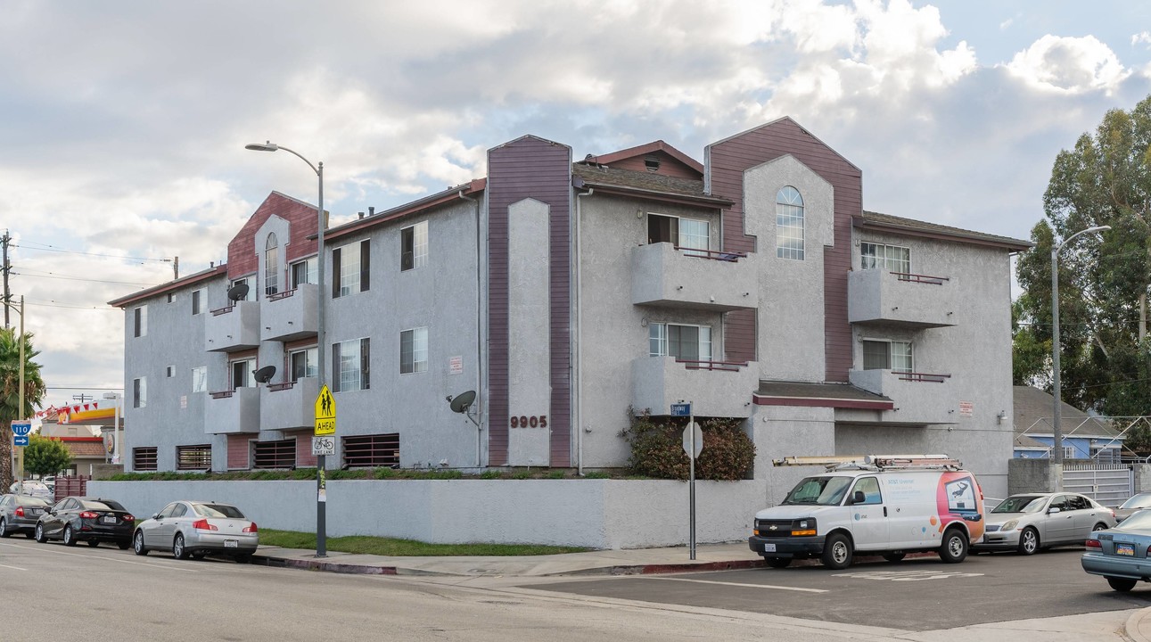 9905 S Broadway in Los Angeles, CA - Building Photo