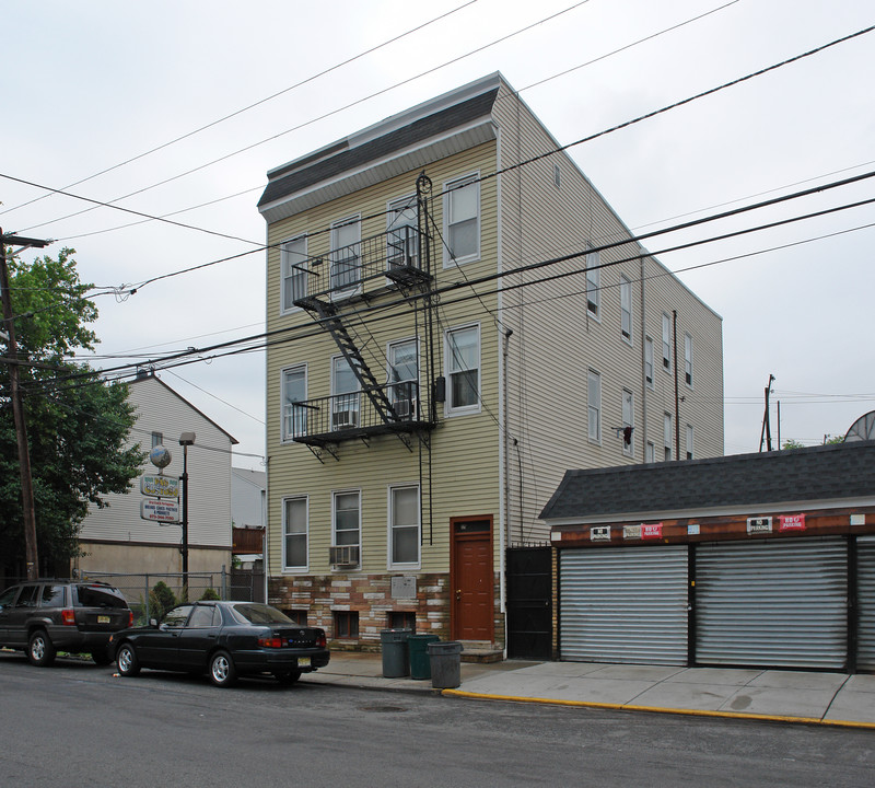 329 Oliver St in Newark, NJ - Building Photo