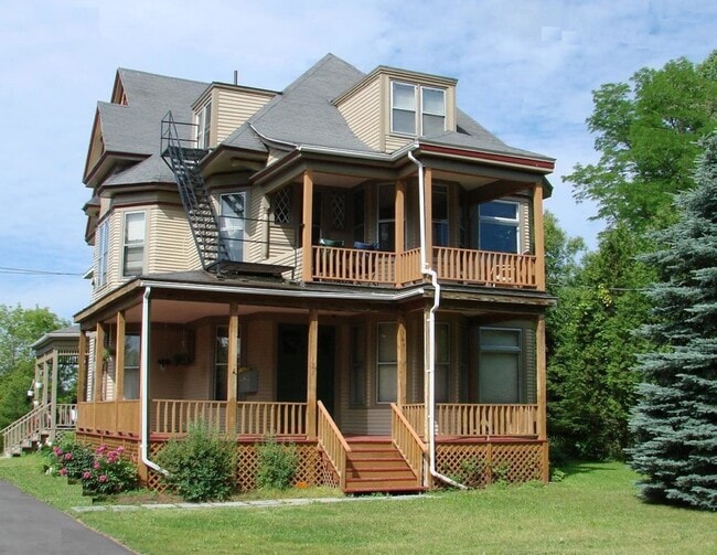 121 Park Dr in Manlius, NY - Foto de edificio - Building Photo