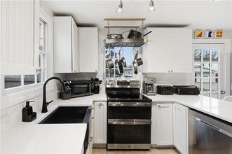 72 Seascape Ave in Middletown, RI - Building Photo - Building Photo