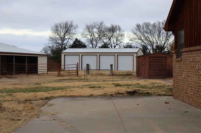 1973 E Old Hwy 40 in New Cambria, KS - Building Photo - Building Photo