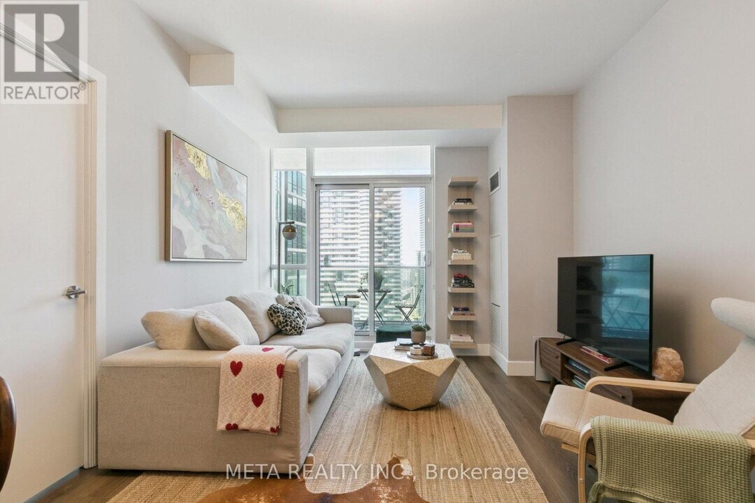 18-2818 Harbour St in Toronto, ON - Building Photo