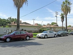 4420 E Sierra Madre Ave in Fresno, CA - Foto de edificio - Building Photo