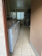 6134 Woodman Ave in Van Nuys, CA - Foto de edificio - Building Photo